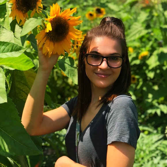 Meet your Posher, Sarina - Picture 1 of 1